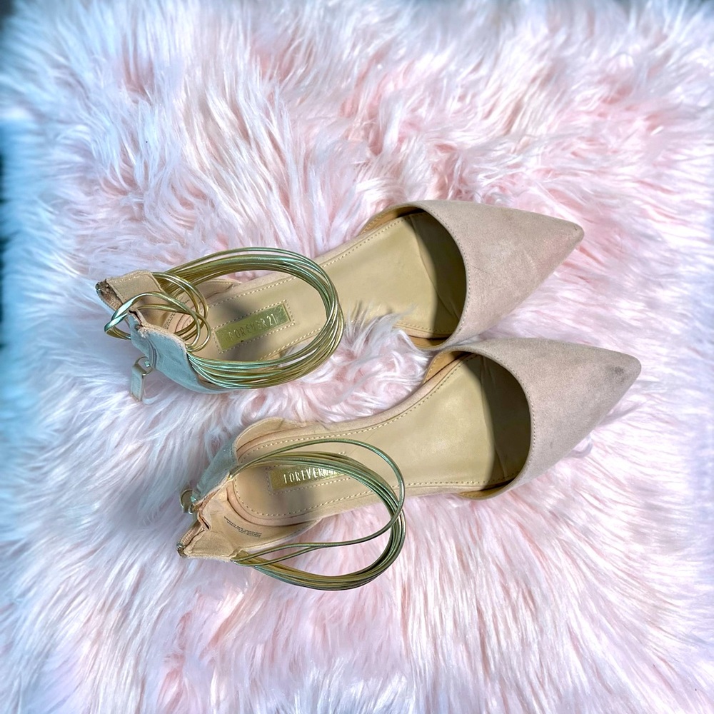 Size 7 Forever 21 nude gold trimmed flat